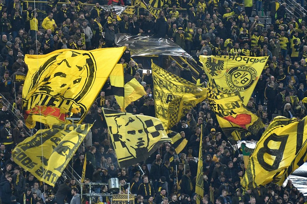 CĐV Dortmund cổ vũ trước trận đấu Champions League.