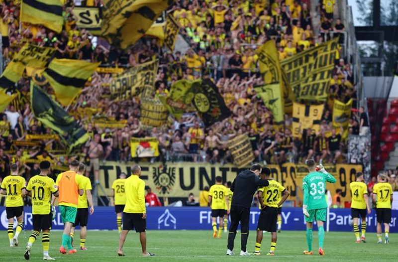 Cổ động viên Dortmund cổ vũ cho đội bóng