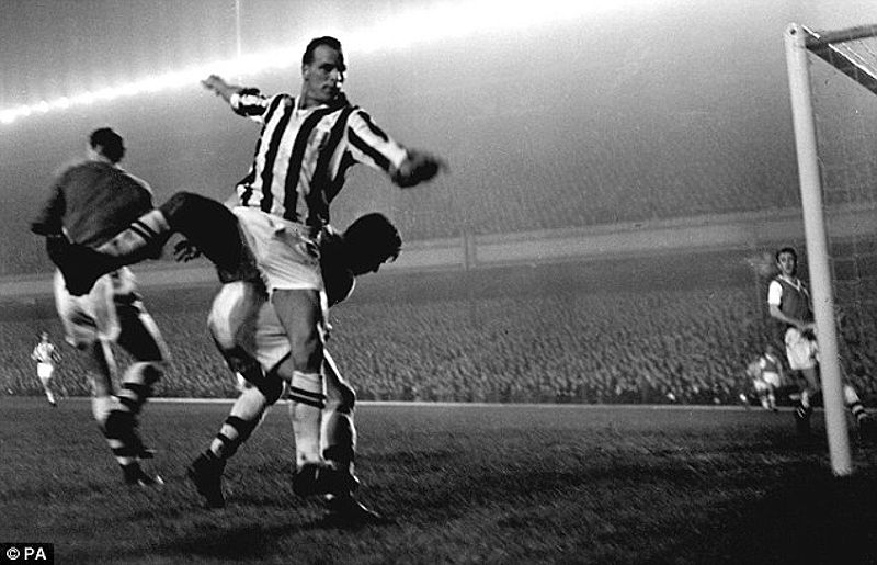 John Charles (giữa) trong màu áo Juventus