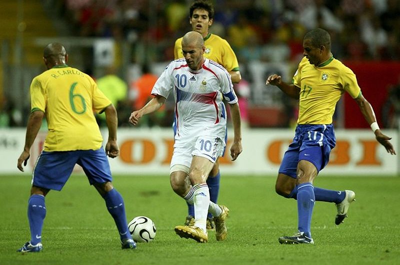 Zidane ghi bàn mở tỷ số trong trận đấu với Brazil