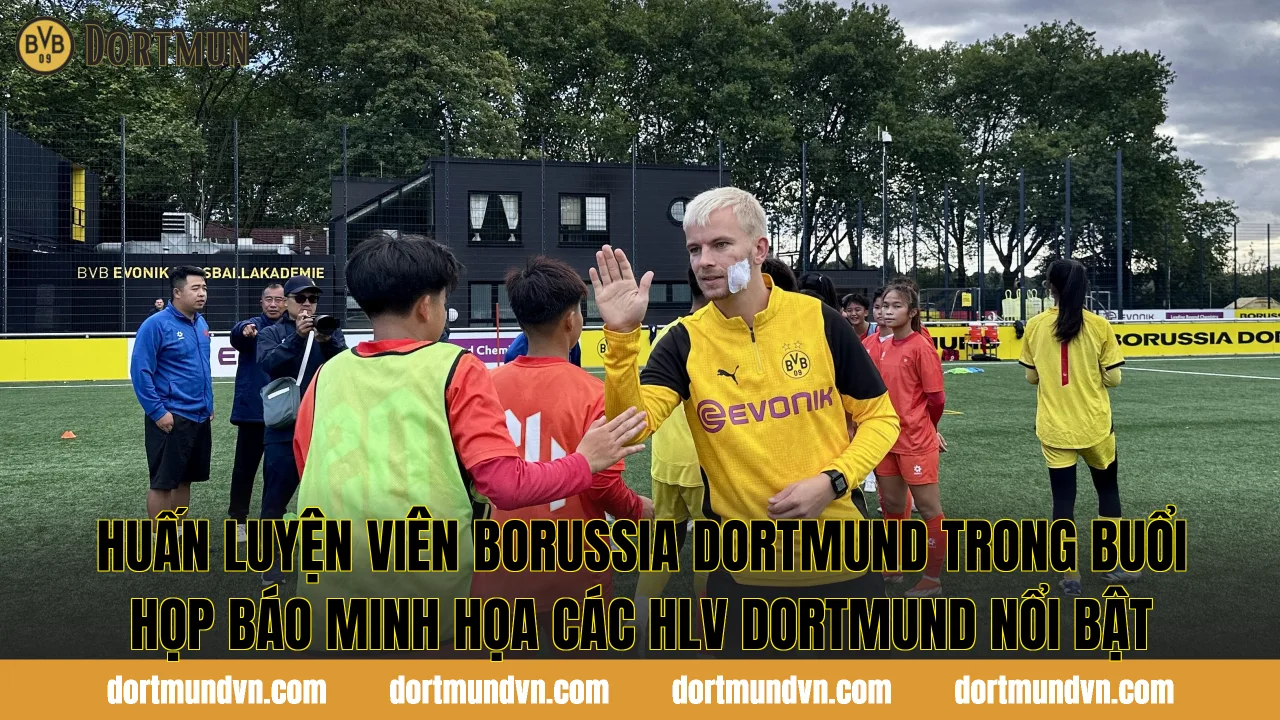 Huấn luyện viên Borussia Dortmund trong buổi họp báo minh họa các HLV Dortmund nổi bật